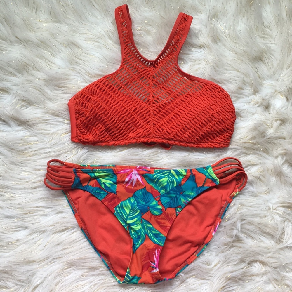 RESERVED @ohyaaitscatt High Neck Bikini set💋